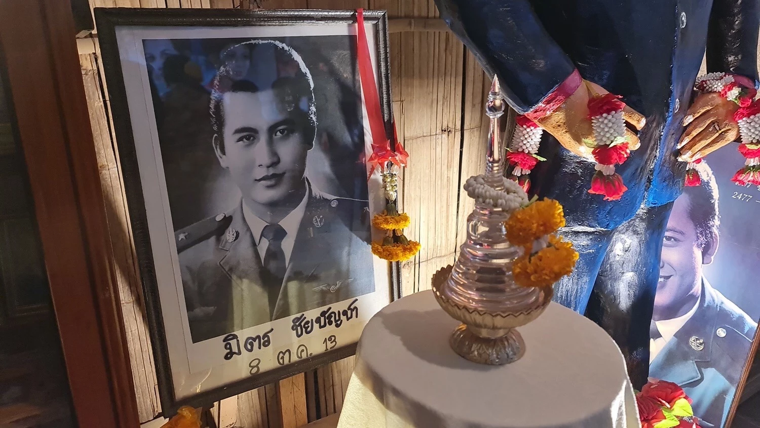 เปิดพิพิธภัณฑ์ มิตร ชัยบัญชา จุดธูป "เลขเด็ด" ลุ้นโชคหวยตรุษจีน