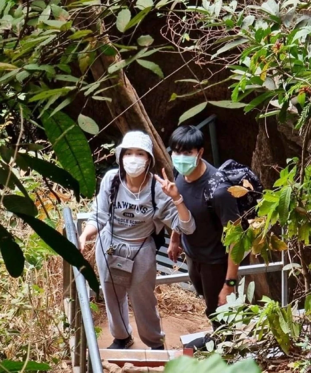 ส่องโมเมนต์ "ไม้ วฤษฎิ์" ควง "อุ้ม อิษยา" ไหว้พระทำบุญ ลุ้นคู่จิ้นหรือคู่จริง