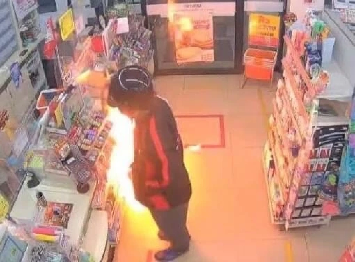 รวบแล้วโจรควงปืนจี้ จุดไฟเผา "ร้านสะดวกซื้อ" อ้างพิษโควิด เงินไม่พอใช้จ่าย