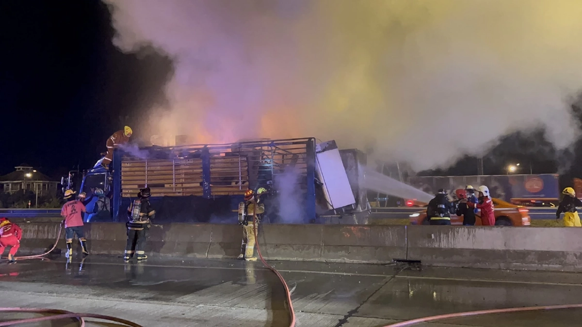 "โชเฟอร์" รถบรรทุกเฟอร์นิเจอร์ สุดงง จู่ ๆ "ไฟไหม้" หวิดวอดทั้งคัน