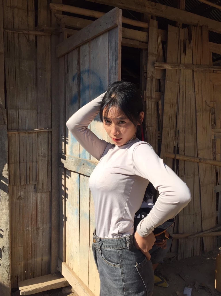 นัท ชนก ผู้ร้องเพลงเฮ็ดนาเด้อบ่ได้เฮ็ดนม 