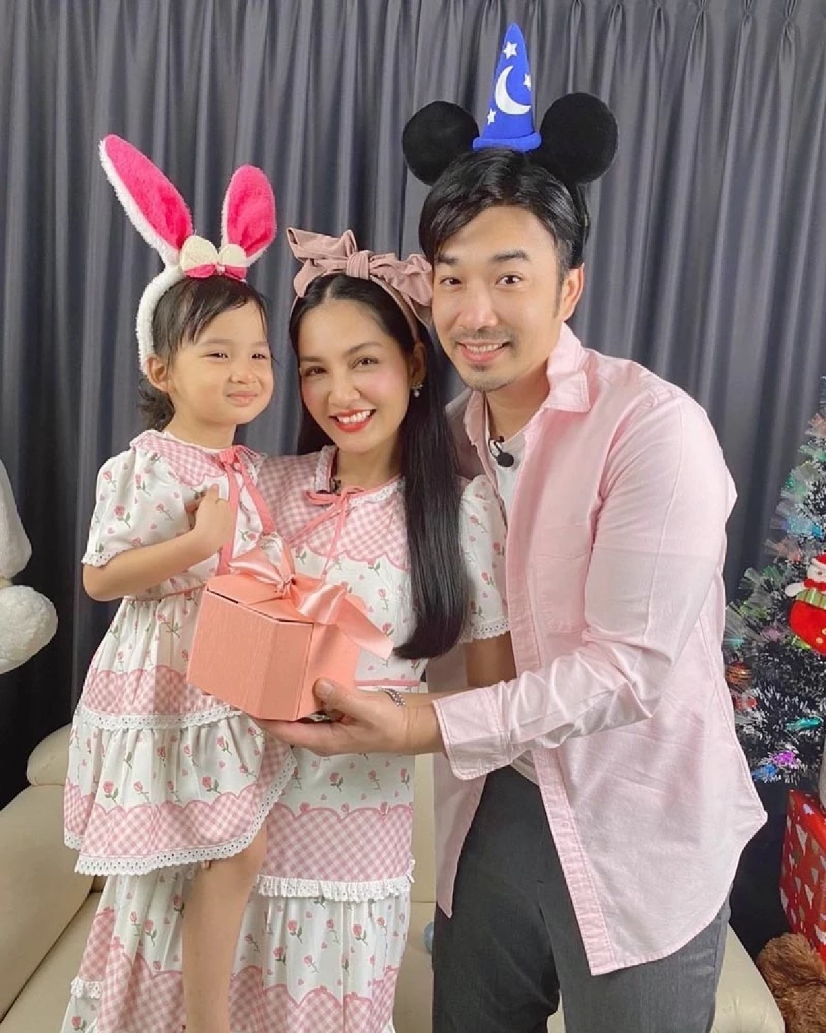 เปย์เมียไม่หยุด "เจมส์ เรืองศักดิ์" จัดหนัก ให้อั่งเปา "ครูก้อย" เกือบล้าน