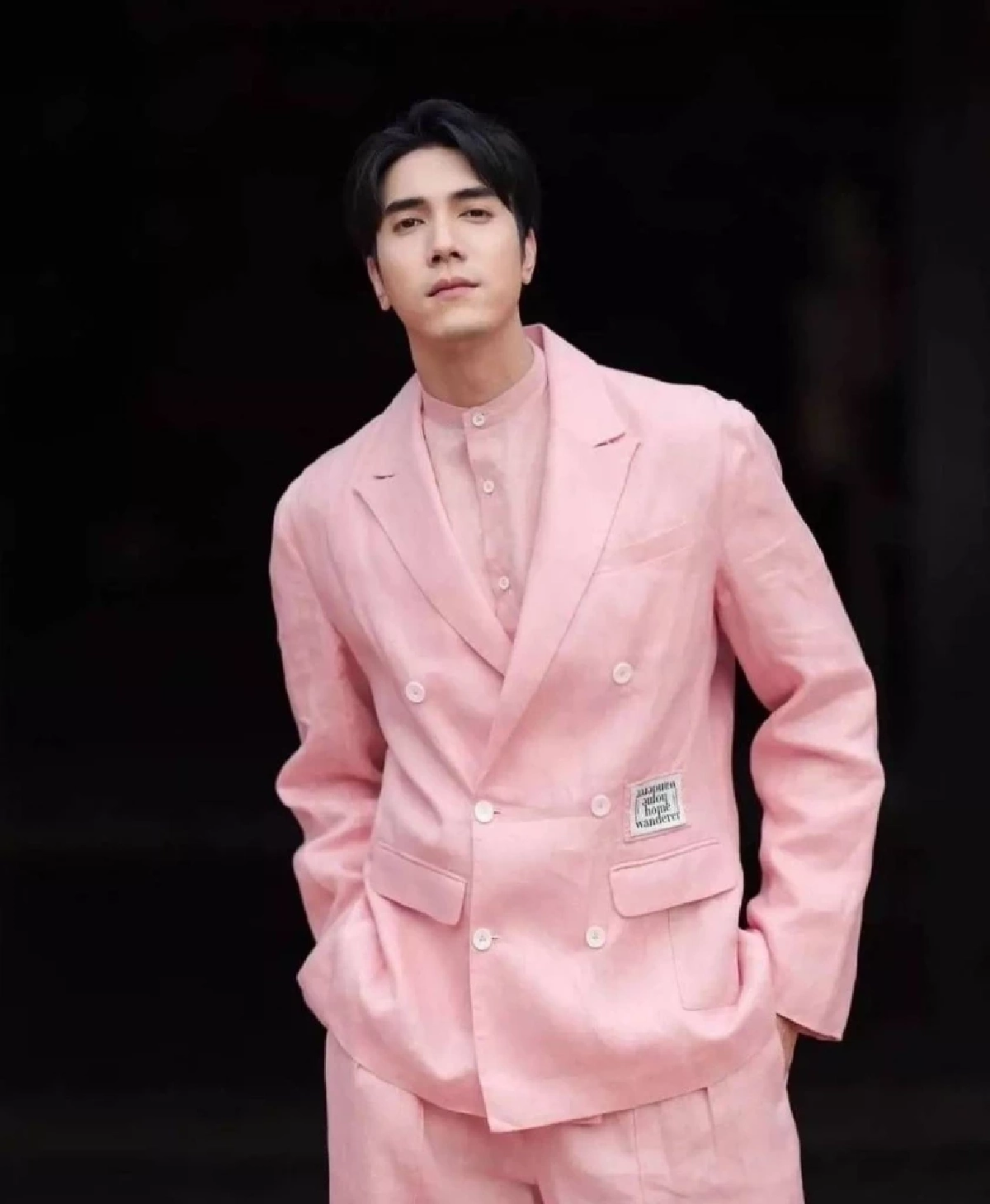 ส่องโมเมนต์ "ไม้ วฤษฎิ์" ควง "อุ้ม อิษยา" ไหว้พระทำบุญ ลุ้นคู่จิ้นหรือคู่จริง