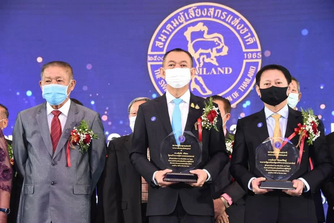 ภาพข่าวของกรมปศุสัตว์ พร้อมพาดหัวว่า เฉลิมชัย” สั่งกรมปศุสัตว์ดันไทยรักษาสถานะปลอดโรคอหิวาต์แอฟริกาในสุกร (ASF) หนึ่งเดียวในอาเซียน