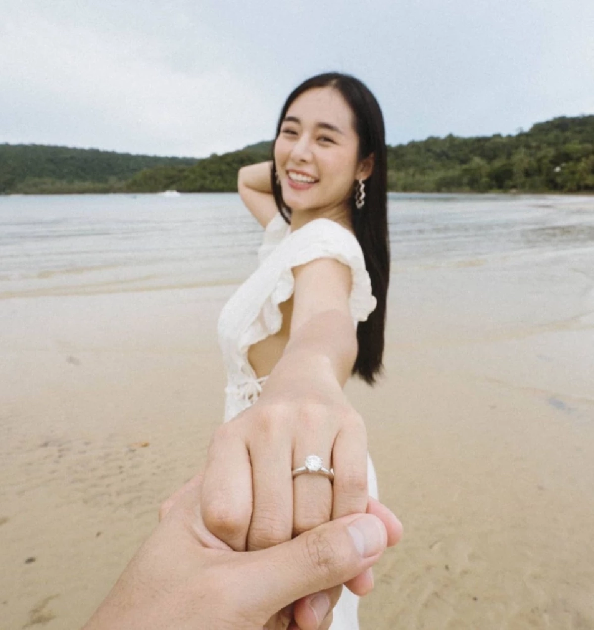 "ใบเฟิร์น อัญชสา" ถูกแฟนหนุ่ม ขอแต่งงาน ขอบคุณ ที่ทำให้โชคดีที่สุด