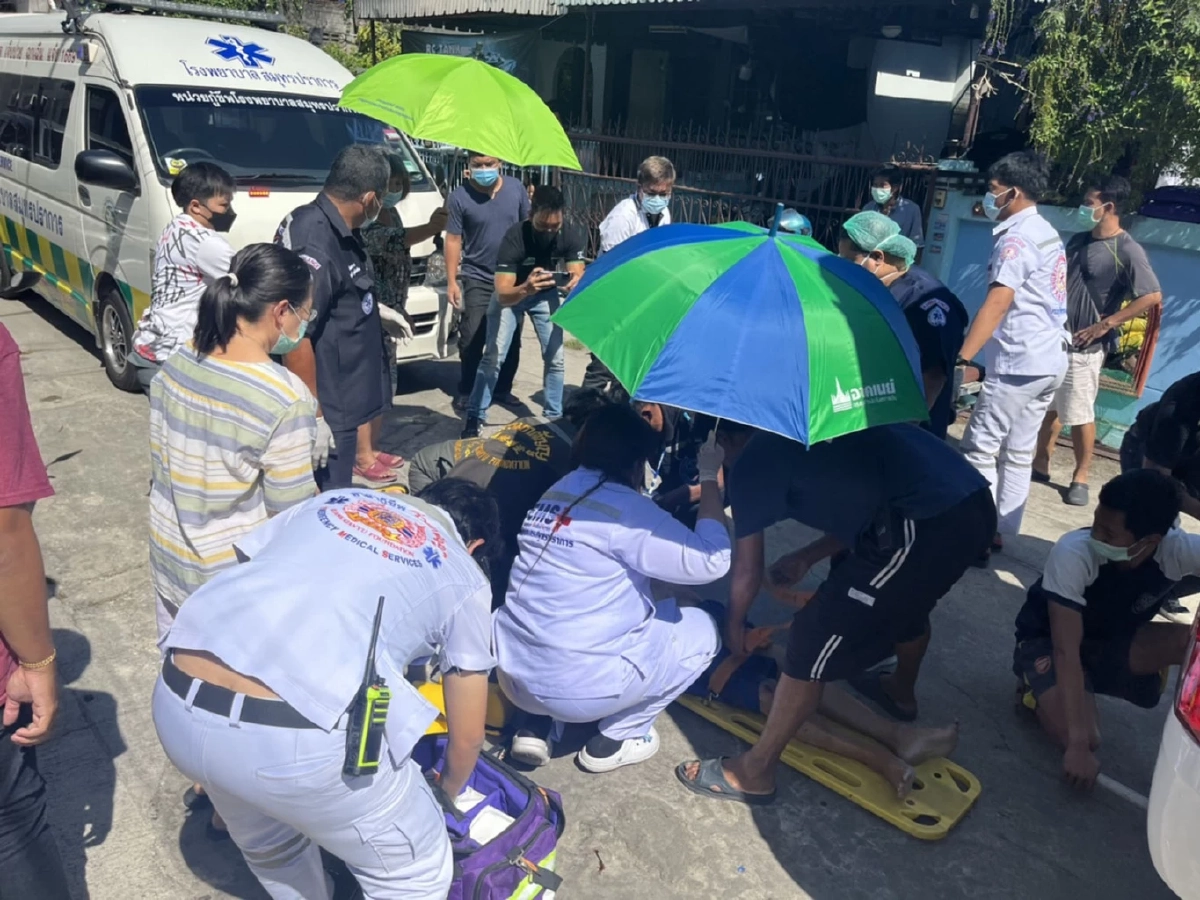 อุทาหรณ์  "กระบะตู้ทึบ" ถอยหลังชน อดีต "จ่าทหารเรือ" วัย 88  ทับร่างเจ็บสาหัส