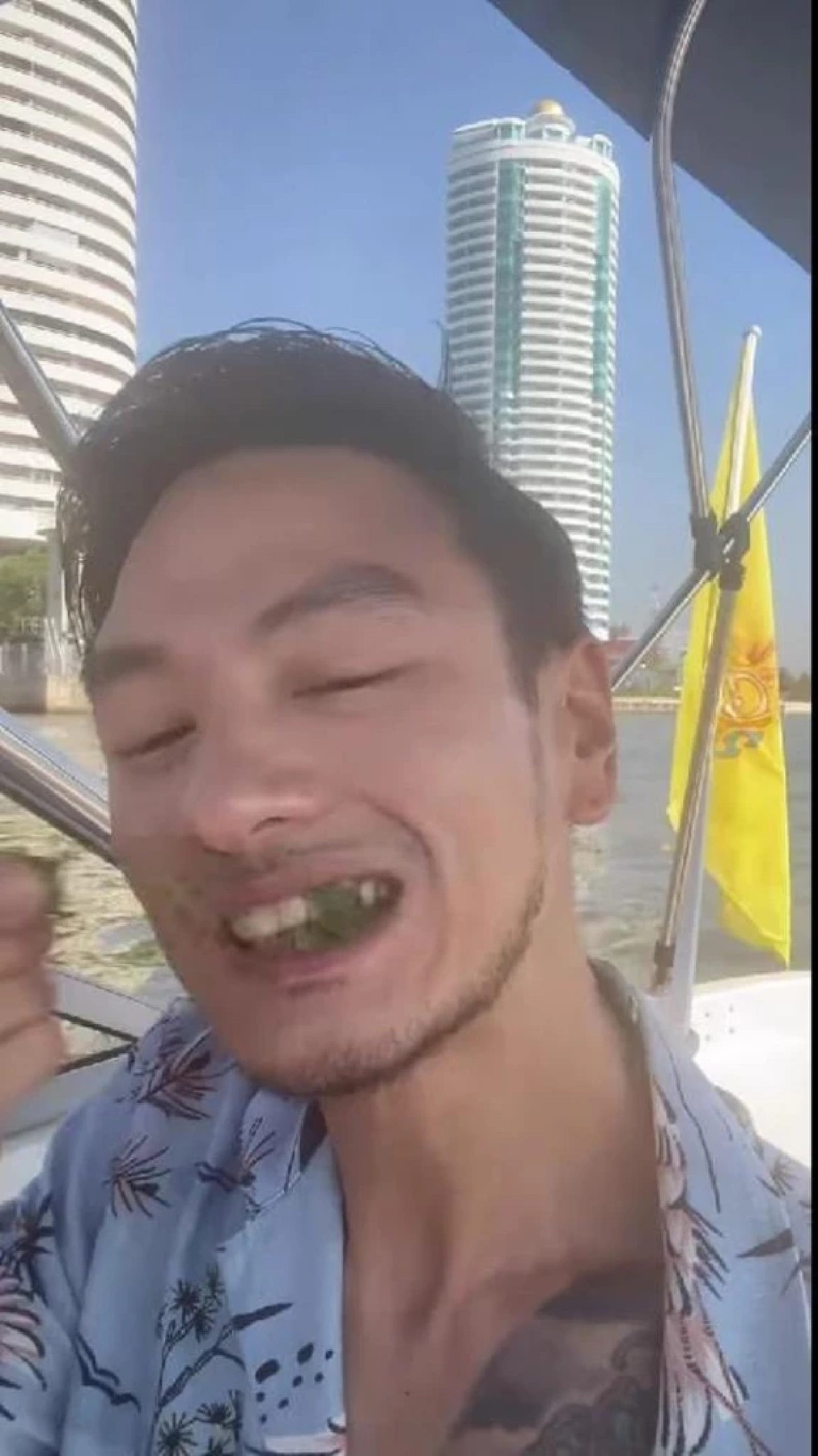 "บีม ศรัณยู" เมาใบกระท่อม ชาวเน็ตเป็นห่วง เคี้ยวไป ไลฟ์ไป พร้อมขับเรือ-ขับรถ