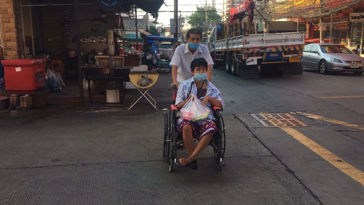 วันที่ลำบากก็อยู่ข้าง ๆ กัน "ชีวิตต้องสู้" คู่รักเข็นวีลแชร์ขายวุ้น ยังชีพ
