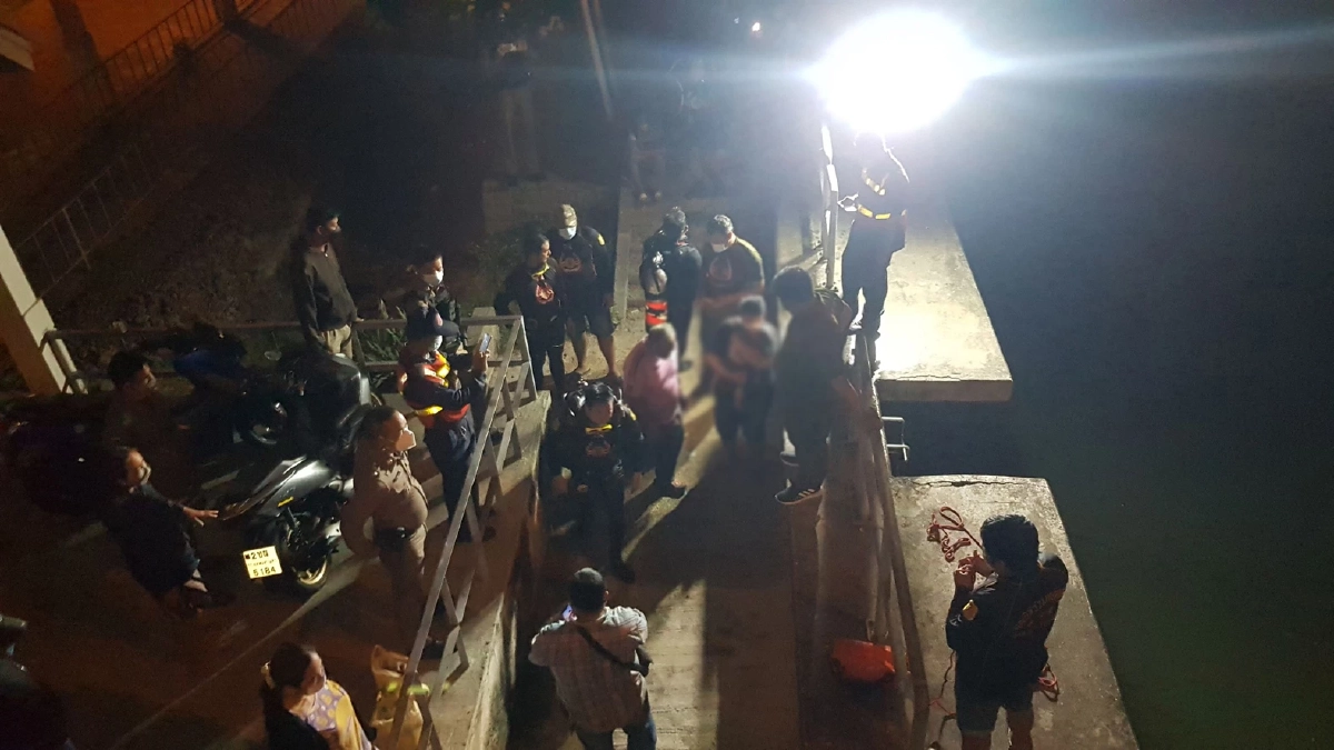 แม่ใจสลาย ลูกสาววัยขวบเศษนอนเล่นสันเขื่อนดิ้นพลัด "ตกคลองจมน้ำ" เสียชีวิต