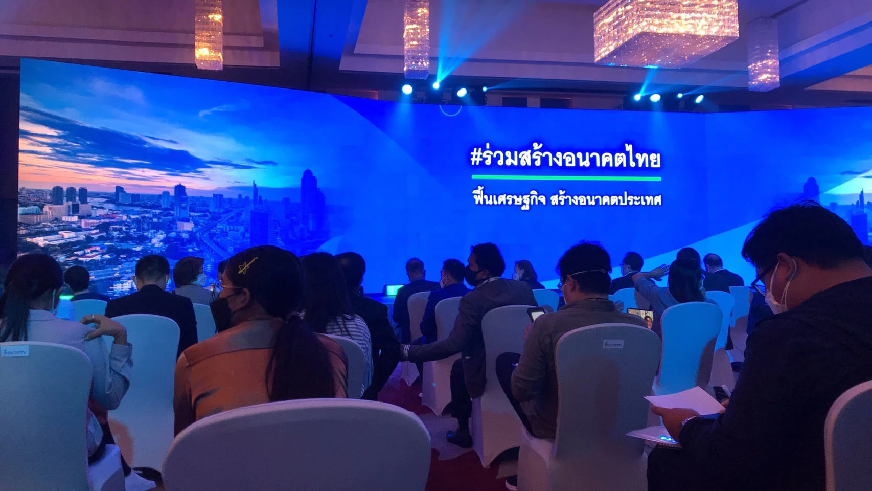 บรรยากาศ ก่อน อุตตม สาวนายน และสนธิรัตน์ สนธิจิรวงศ์ แถลงเปิดตัวพรรคสร้างอนาคตไทย 