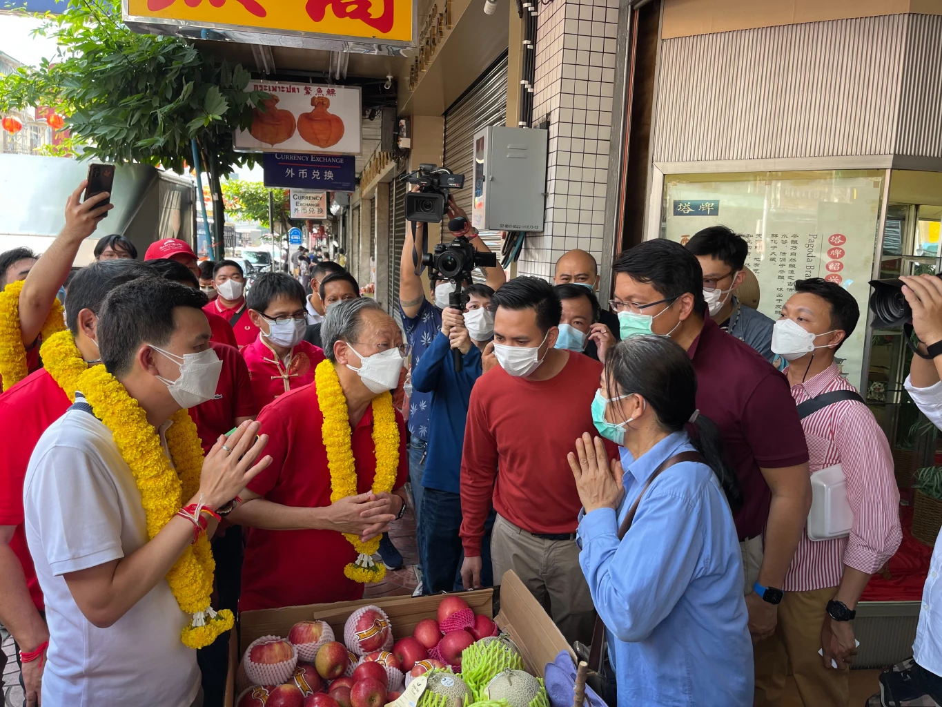 "อุตตม-สนธิรัตน์" ลงเยาวราชถูกสะท้อนต้นทุนสินค้าแพง เตรียมหารือ สมคิด