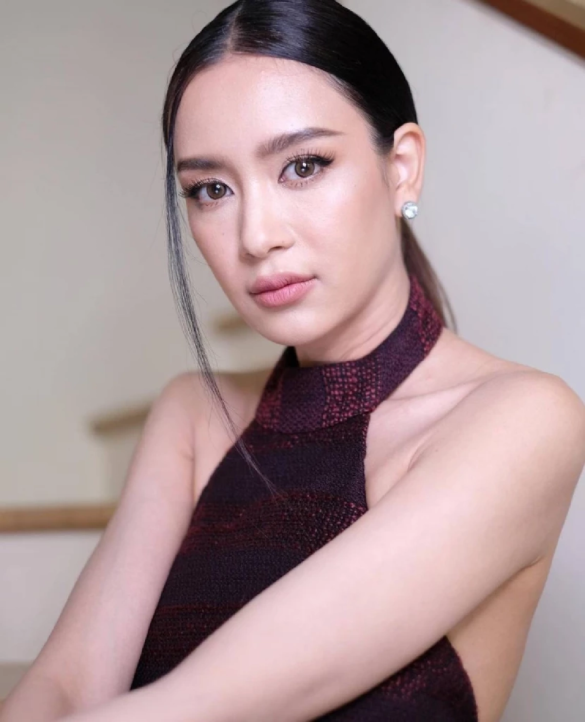 งานเข้า "เบนซ์ ปุณยาพร" เจอดราม่าลบหลู่แม่ย่านาง หลังวางเท้าพาดหน้ารถ