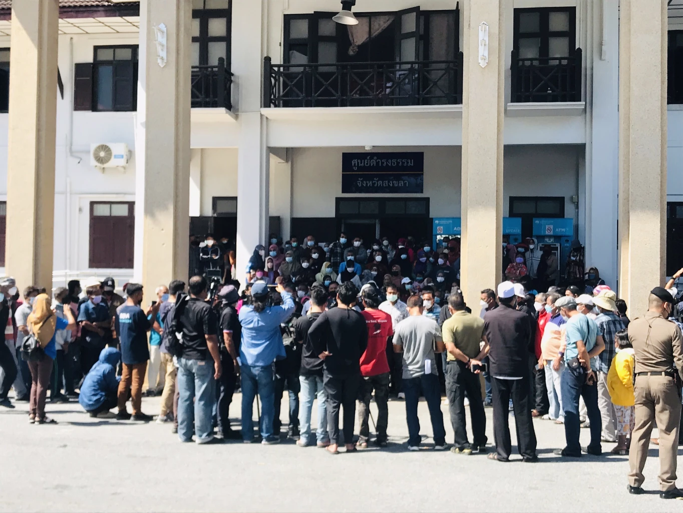 "กลุ่มหนุนจะนะ" บุกศาลากลาง แสดงจุดยืน เรียกร้องรัฐบาลเดินหน้านิคมจะนะ