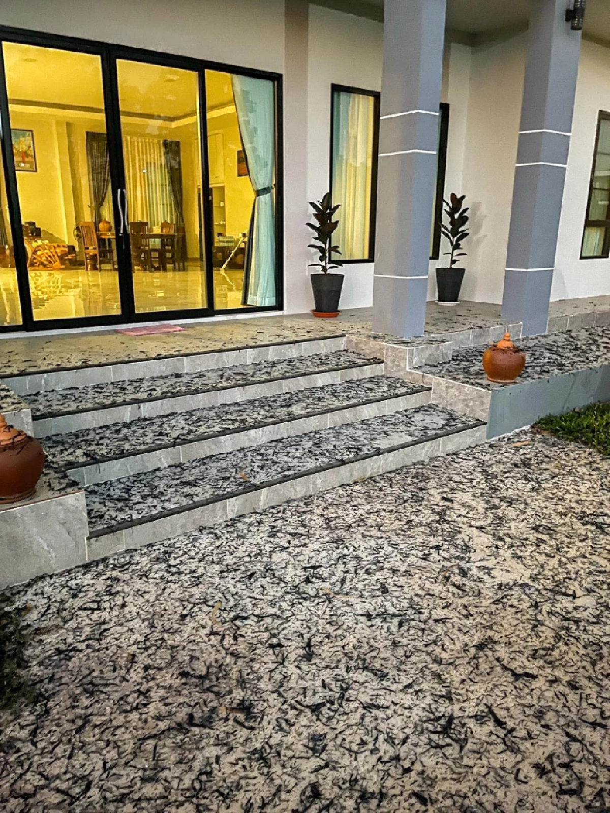 เผาอ้อย, เผาไร่อ้อย, เขม่าควัน, หน้าบ้าน