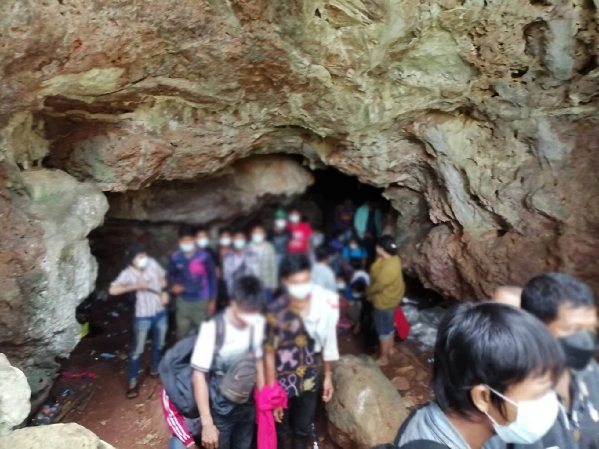 ฉก.ลาดหญ้า บุกจับ "แรงงานเมียนมา" ลอบเข้าไทยซุกถ้ำนับ 100 หวังหางานทำในไทย