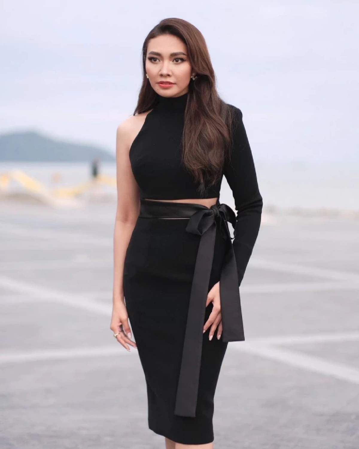 แห่แชร์ภาพ "แก้ม" สปิริตแรง ร้องเพลงงานเคานต์ดาวน์ ภูเก็ต  เก้าอี้โหรงเหรง