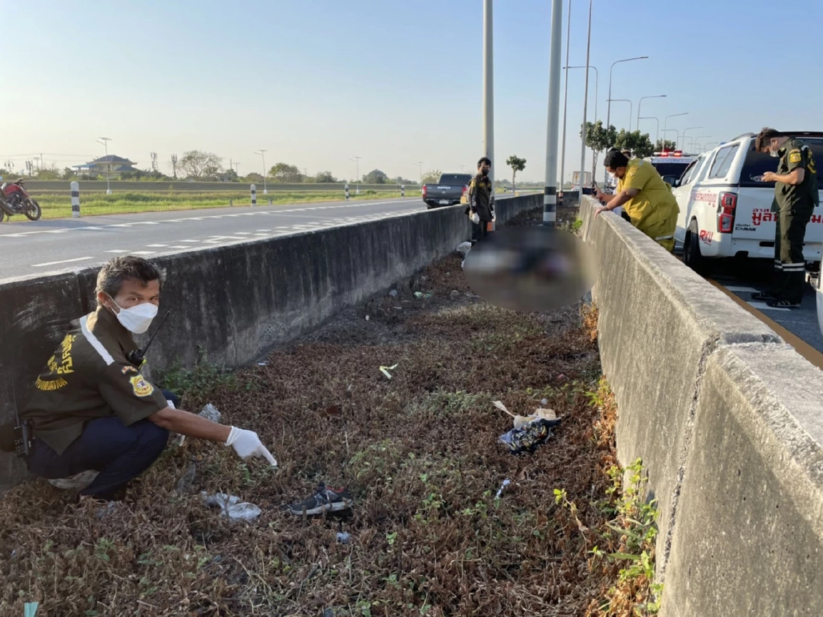 สลด แม่ท้อง 4 เดือน ขี่จยย.พาลูก 6 ขวบ กลับจากเที่ยวทะเล "หลุดโค้ง" ตกถนน ดับ