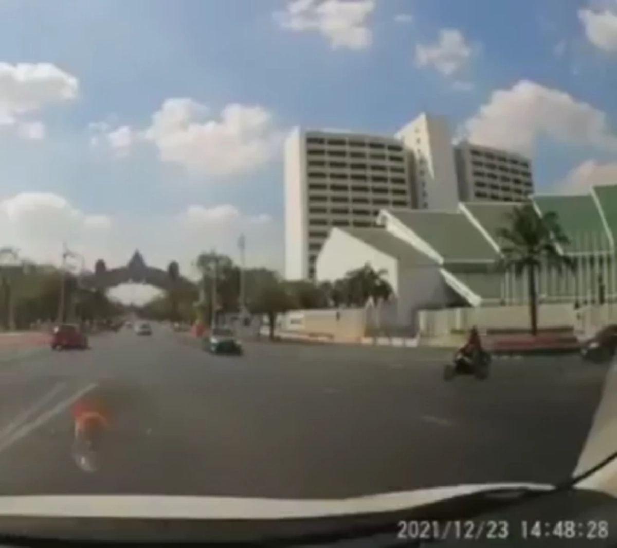 มอเตอร์ไซค์ใจร้อน, รถมอเตอร์ไซค์, ฝ่าไฟแดง, ร่างลอยกระเด็น, อุทาหรณ์