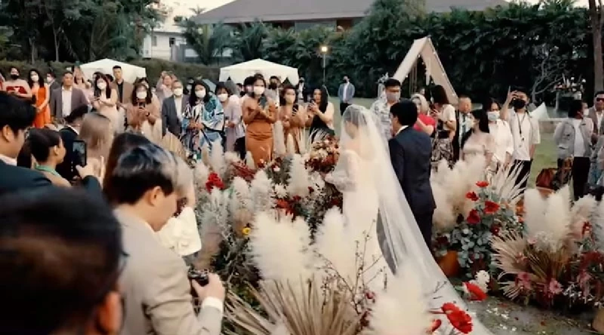 "ไฮโซลูกนัท" จูบดูดดื่มแฟนสาว ฉลองพิธีวิวาห์