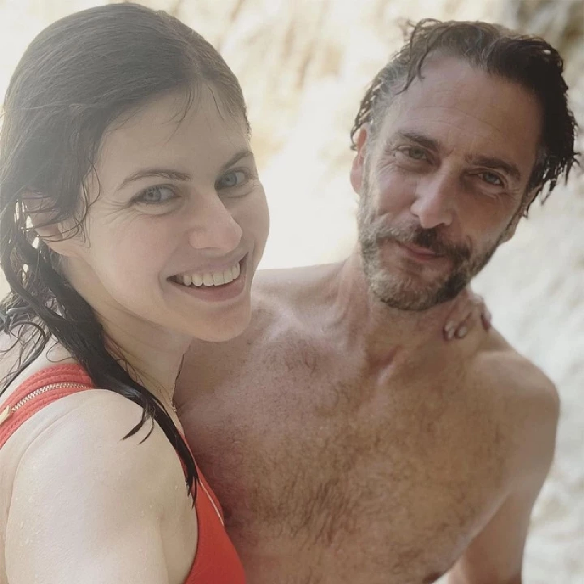 สุดช็อกดาราดังระดับฮออลีวูดถูกหนุ่มปริศนาถือปืนตามถึงหน้าบ้าน