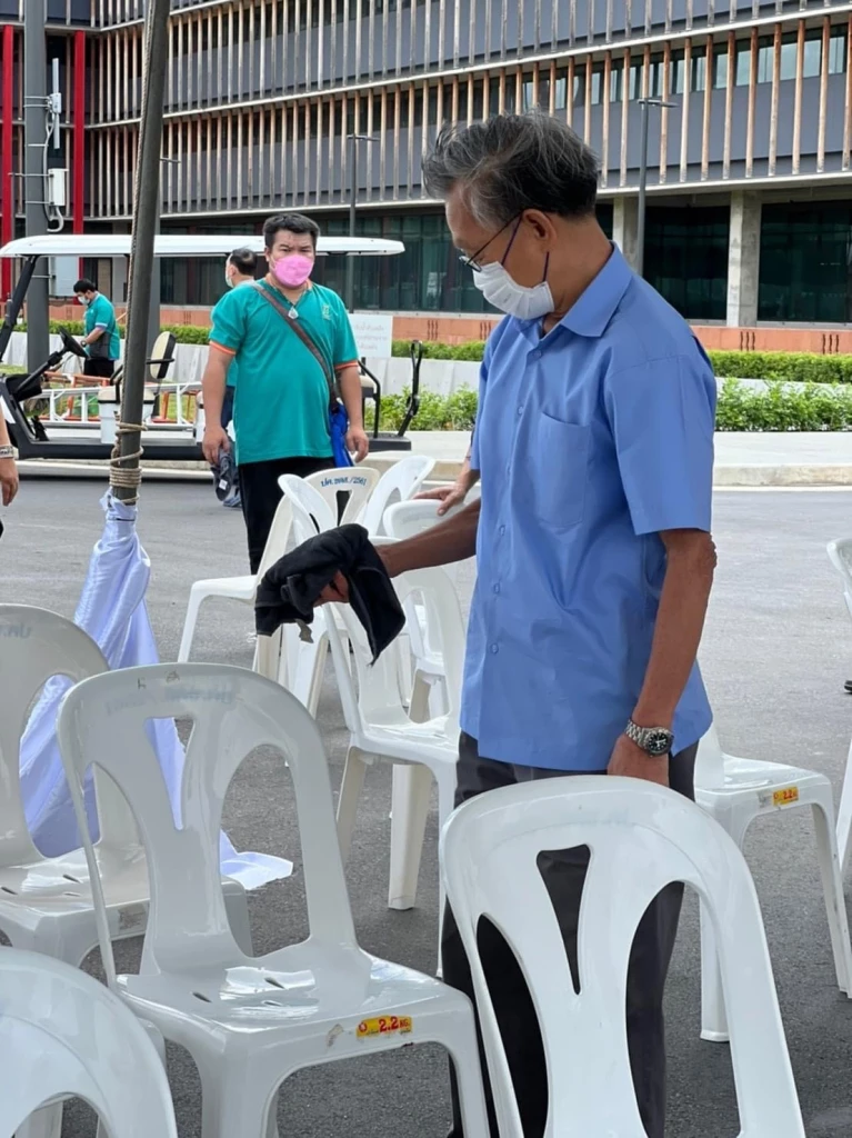 เพจตำรวจรัฐสภา เผยภาพ "ประธานชวน" ติดดิน ช่วยแม่บ้านถูพื้นเตรียมงานสภา