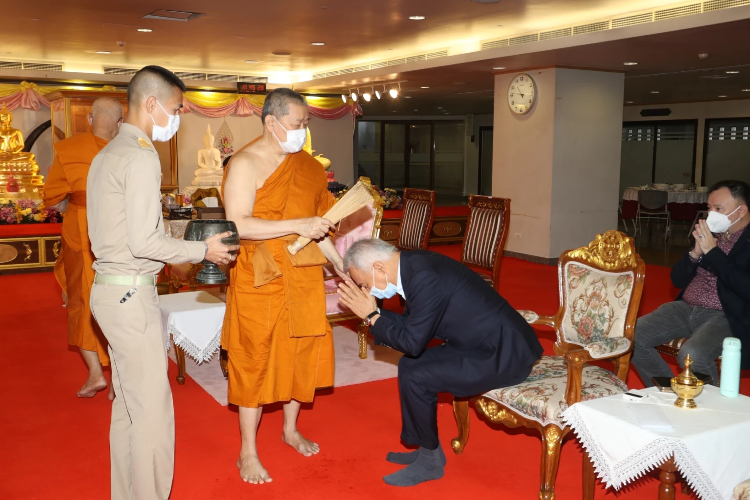 "สุวัจน์" ขอพร "หลวงพ่อทองคำ" ครบ 67 ปี ไทยพ้นโควิด-เศรษฐกิจกลับมาดีดังเดิม