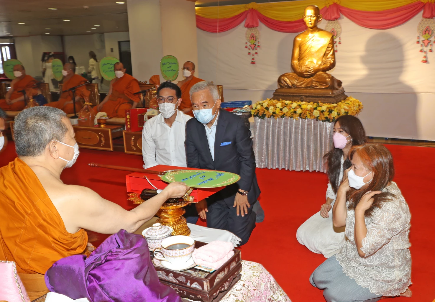 "สุวัจน์" ขอพร "หลวงพ่อทองคำ" ครบ 67 ปี ไทยพ้นโควิด-เศรษฐกิจกลับมาดีดังเดิม