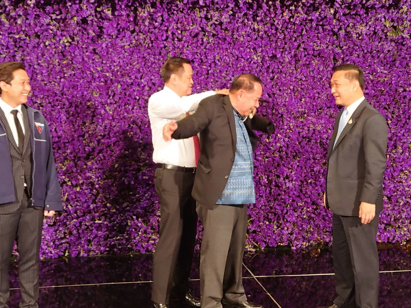 "2 พ่อลูกตระกูลช่างเหลา” ทิ้ง ธรรมนัส ซบ ภูมิใจไทย