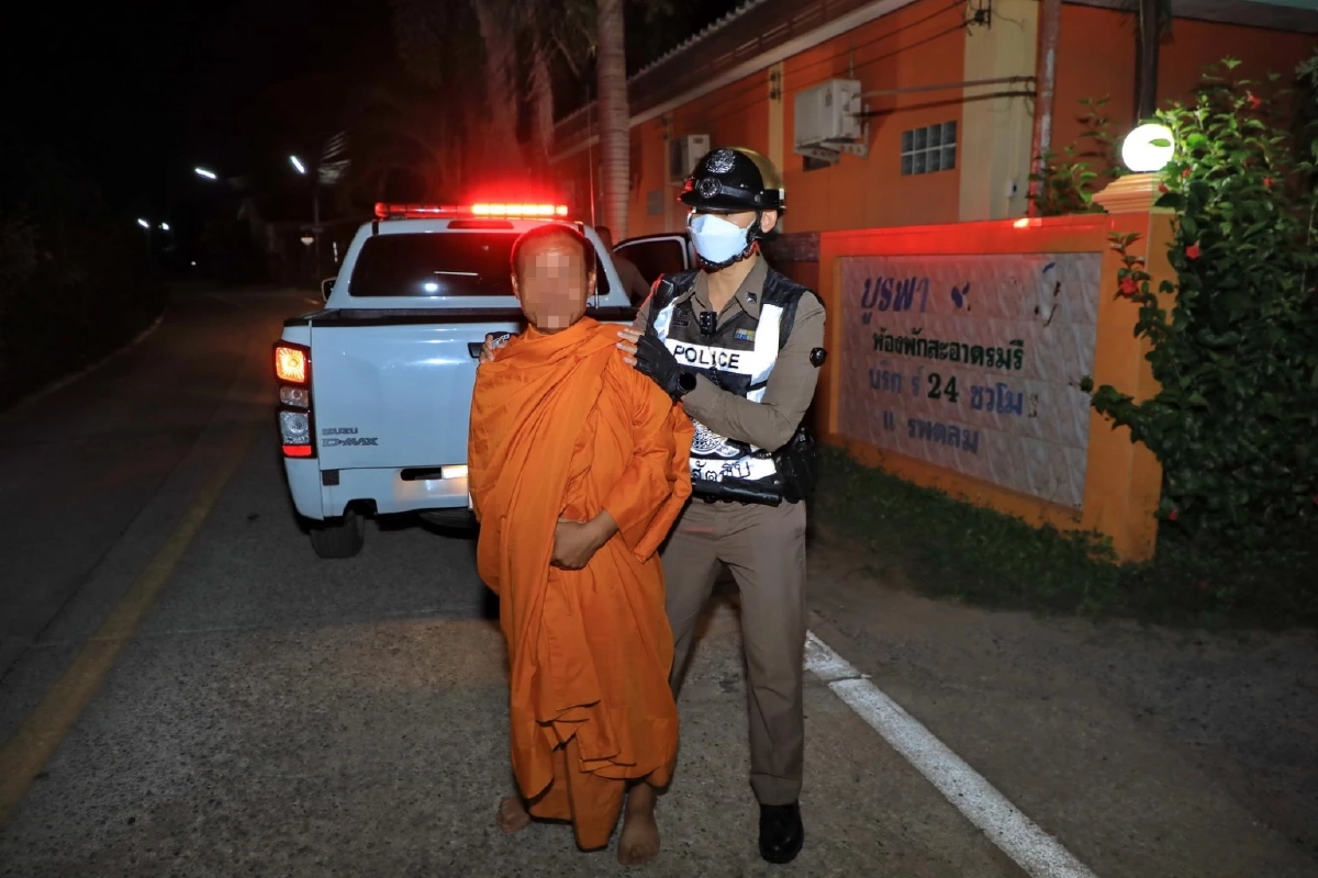 รวบแล้ว "พระมหาสมภพ" เปรียญธรรม 4 ประโยค "ชักดาบ" ค่ายำปูม้า เบียร์อีก 2 ลัง