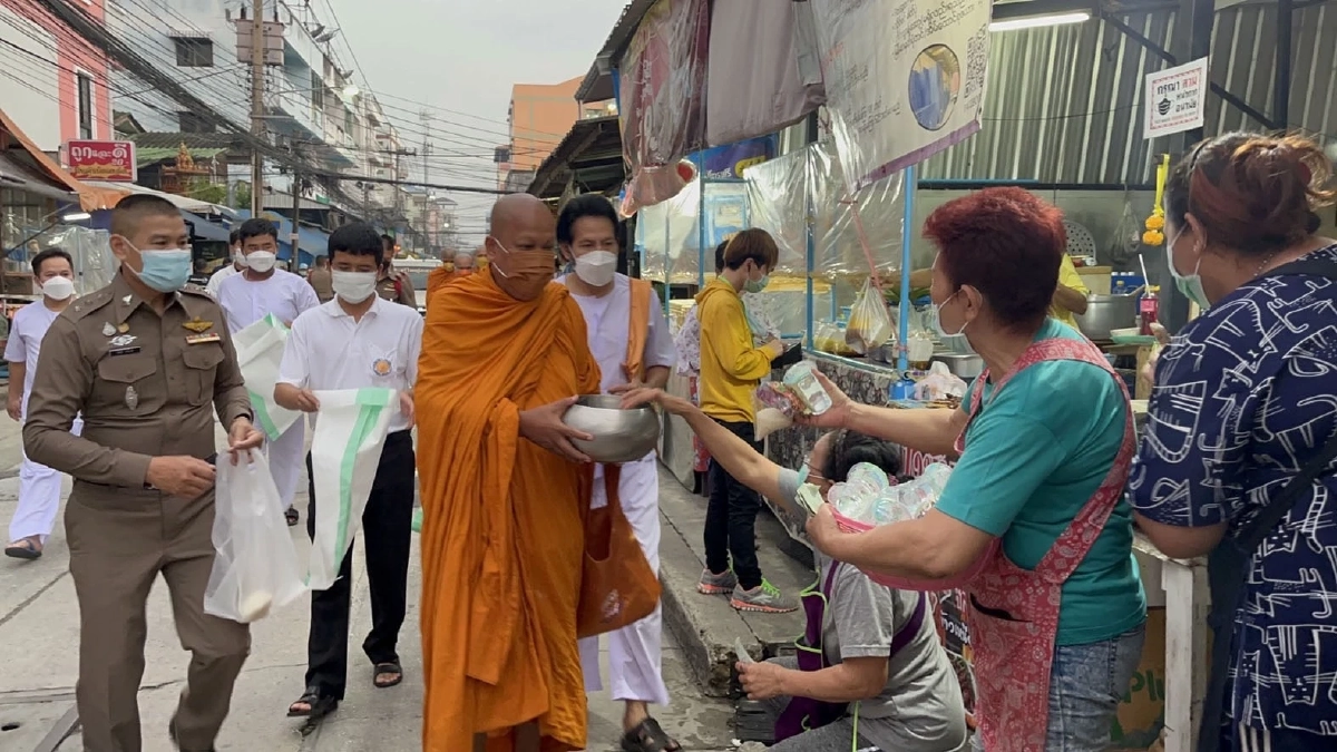 "บิณฑ์ บันลือฤทธิ์" นุ่งขาวห่มขาว ปฏิบัติธรรม ที่วัดบางพลีใหญ่กลาง