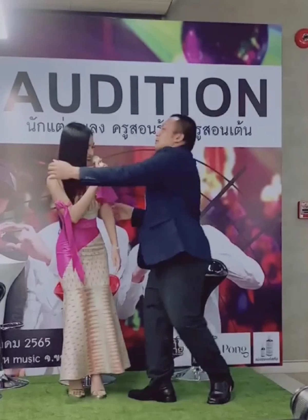 ชาวเน็ตขุดคลิป "สมปอง" นัวเนียผู้หญิงหลังสึกเพียงแค่ 2 อาทิตย์