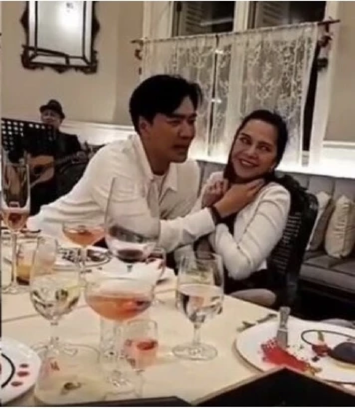 จูบนี้เป็นพยาน "เคลลี่" ขอสัญญา ว่าจะรักแค่น้องพลอย เท่านั้น