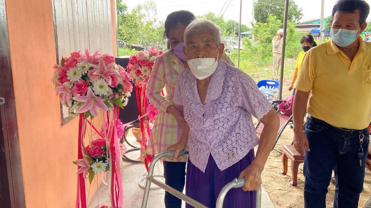 สุดปลื้ม ยาย 79 ได้ฤกษ์ "วาเลนไทน์" รับมอบ "บ้านใหม่" แทนบ้านเก่าที่ถูกไฟไหม้