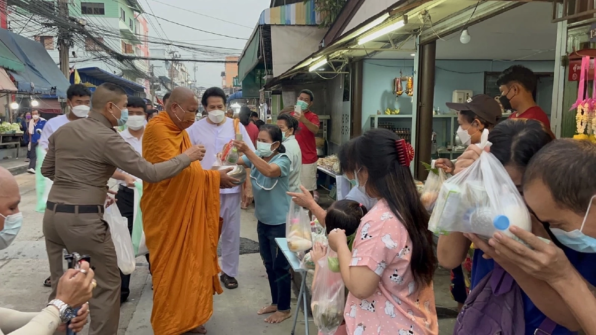 "บิณฑ์ บันลือฤทธิ์" นุ่งขาวห่มขาว ปฏิบัติธรรม ที่วัดบางพลีใหญ่กลาง