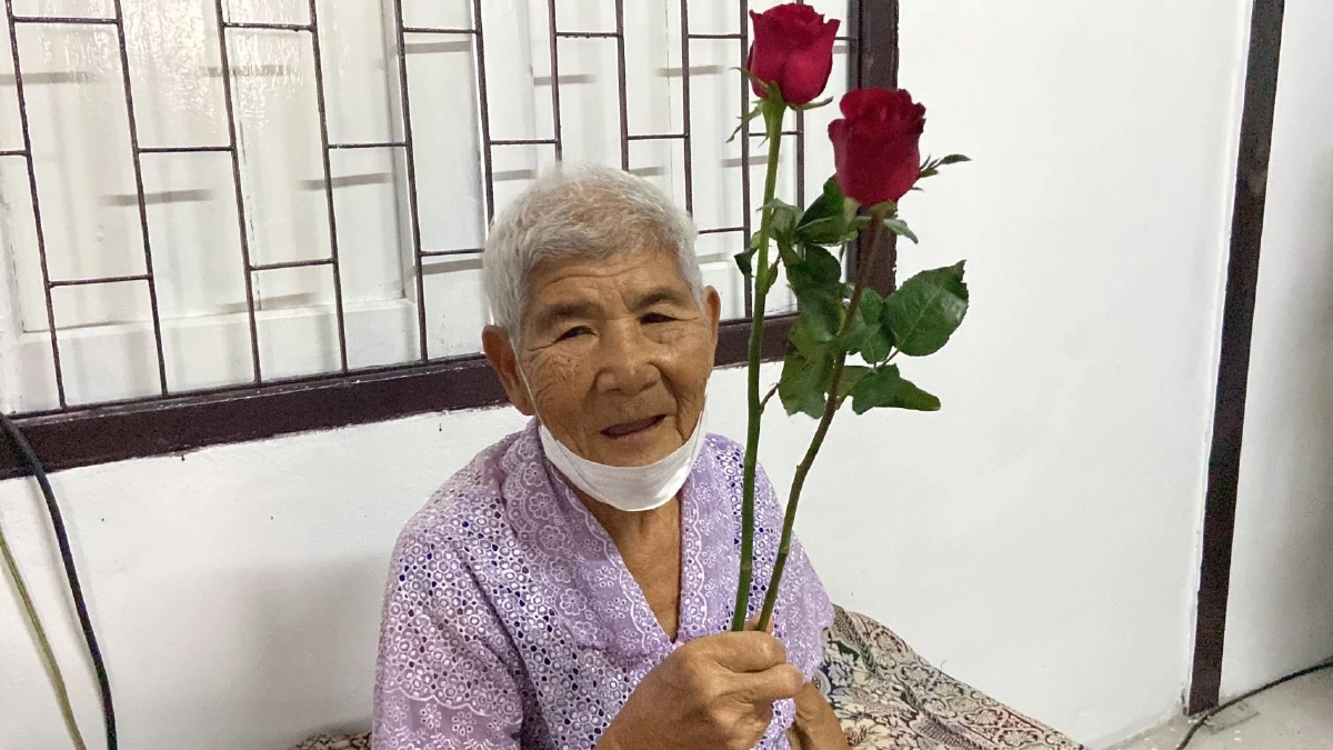 สุดปลื้ม ยาย 79 ได้ฤกษ์ "วาเลนไทน์" รับมอบ "บ้านใหม่" แทนบ้านเก่าที่ถูกไฟไหม้