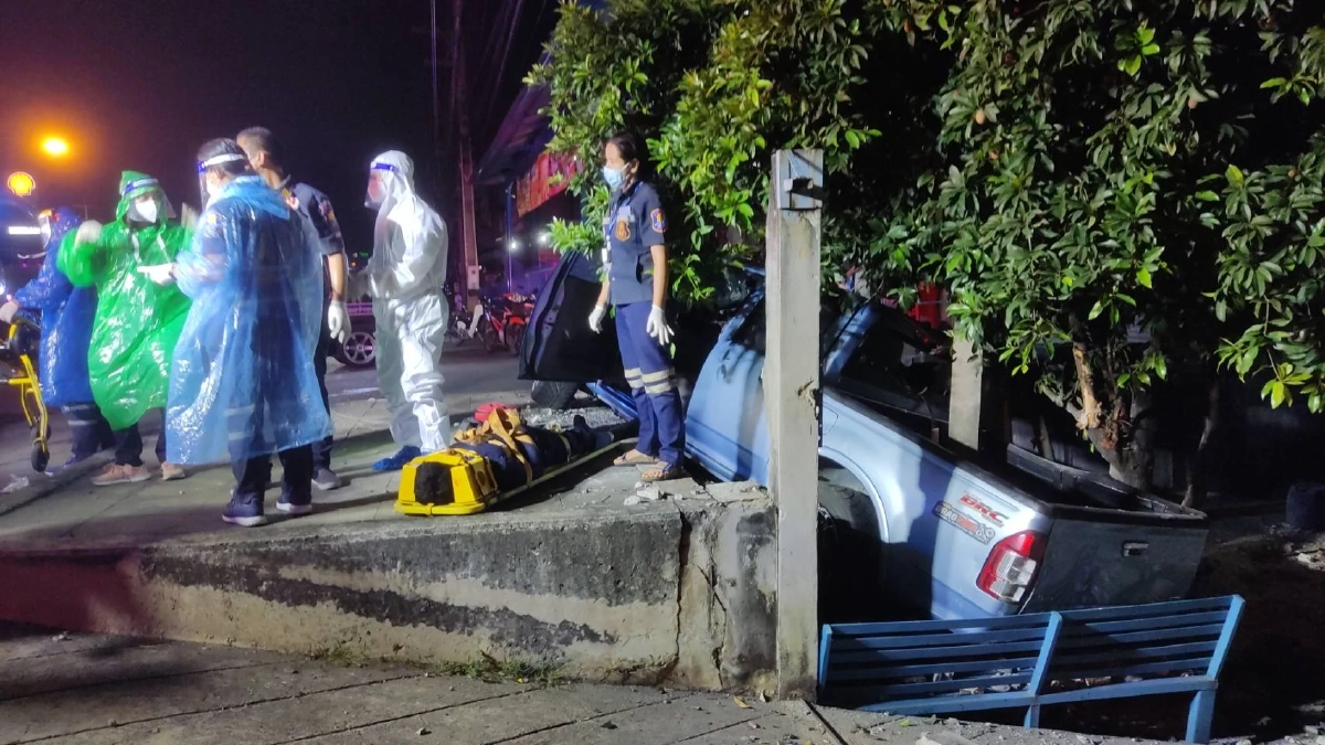 "กระบะซิ่ง" เสียหลัก หมุนชนกำแพงร้านแอร์ โชเฟอร์เจ็บหมดสติติดในรถ