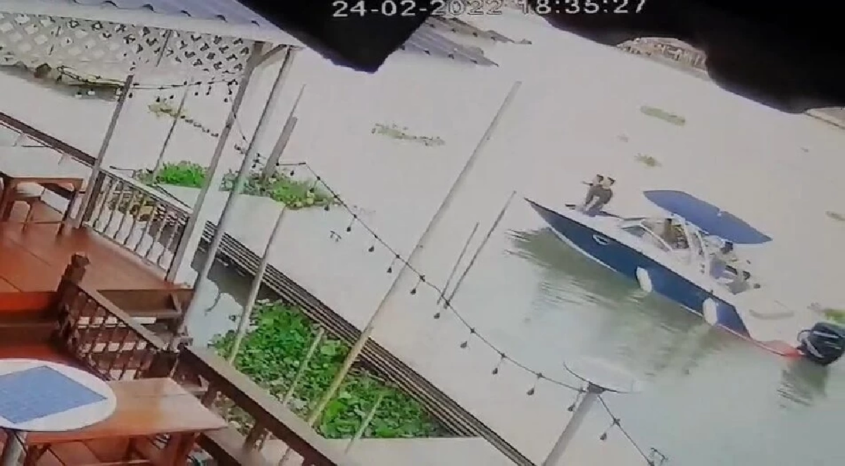 ภาพนาที "แตงโม" ควงผจก.- แก๊งเพื่อน มาลงเรือ ก่อนตกน้ำยังหาไม่เจอ