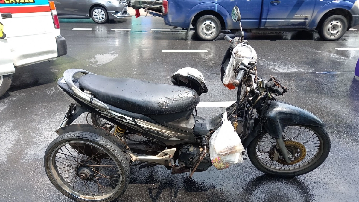 สลด  ลุงวัย 50 "พิการ" ขี่จยย. 3 ล้อ กลับบ้านเกิด "ลมชัก" รถล้มเสียชีวิตกลางถนน