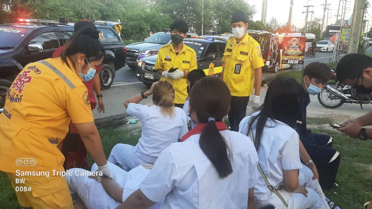 ระทึก กระบะหลับในพุ่งข้ามเลน "ประสานงา" รถตู้ รับ-ส่งพนักงาน เจ็บ 9 ราย