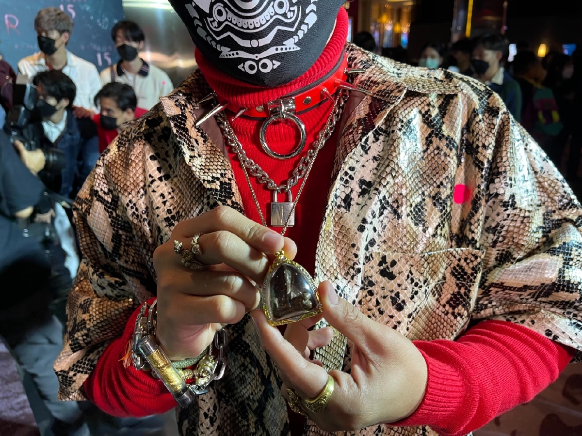 ตะลึง "เก่ง ธชย" เล่าที่มาของขลังห้อยคอ อายุนับ 800 ปี มูลค่านับไม่ถูก