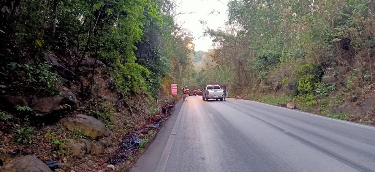 จนท.เร่งเก็บกู้ "รถบรรทุก" กากน้ำตาล "พลิกคว่ำ" ขวางขึ้น ลง "เขาช่องตะโก"