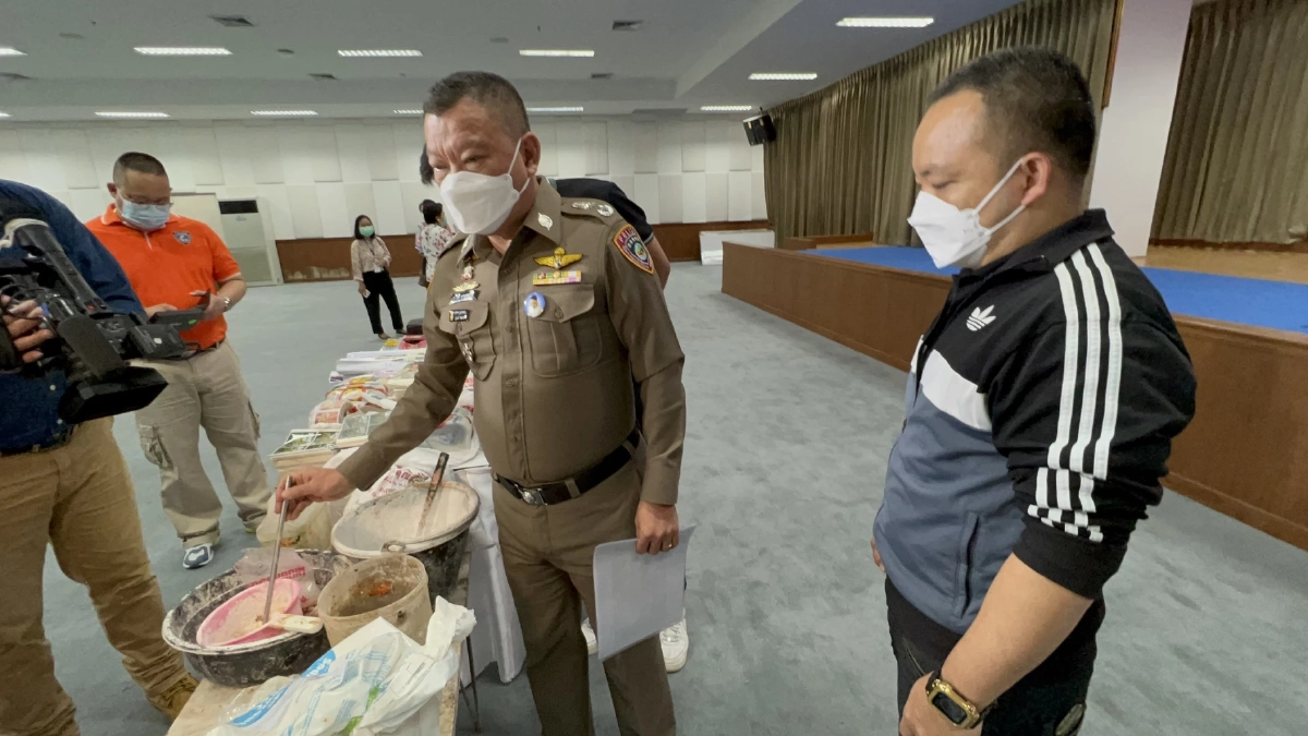 ทลายแหล่งผลิต "ไส้กรอกมรณะ" ยึดของกลางเพียบ หลังนร.ซื้อกินเกือบตาย