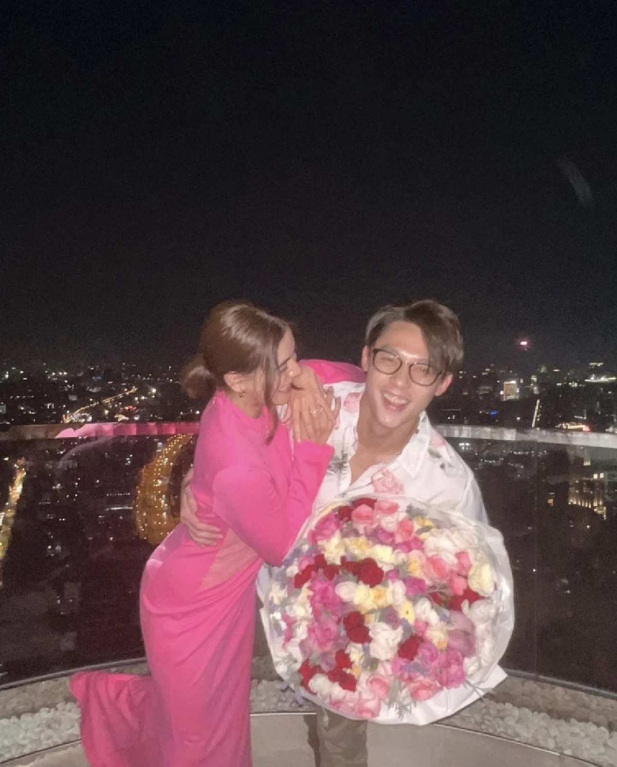 "หมาก-คิม" ดินเนอร์ วาเลนไทน์ หวาน ดอกไม้ช่อใหญ่อลังการ จนอยากให้มีข่าวดี