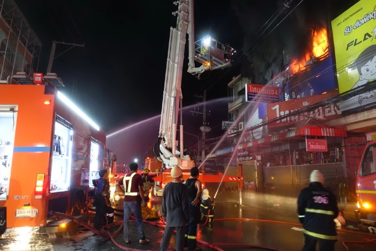 "ไฟไหม้" รับ "วาเลนไทน์" กลางเมืองกำแพงเพชร กว่า 5 ชม.เสียหายกว่า 50 ล้าน