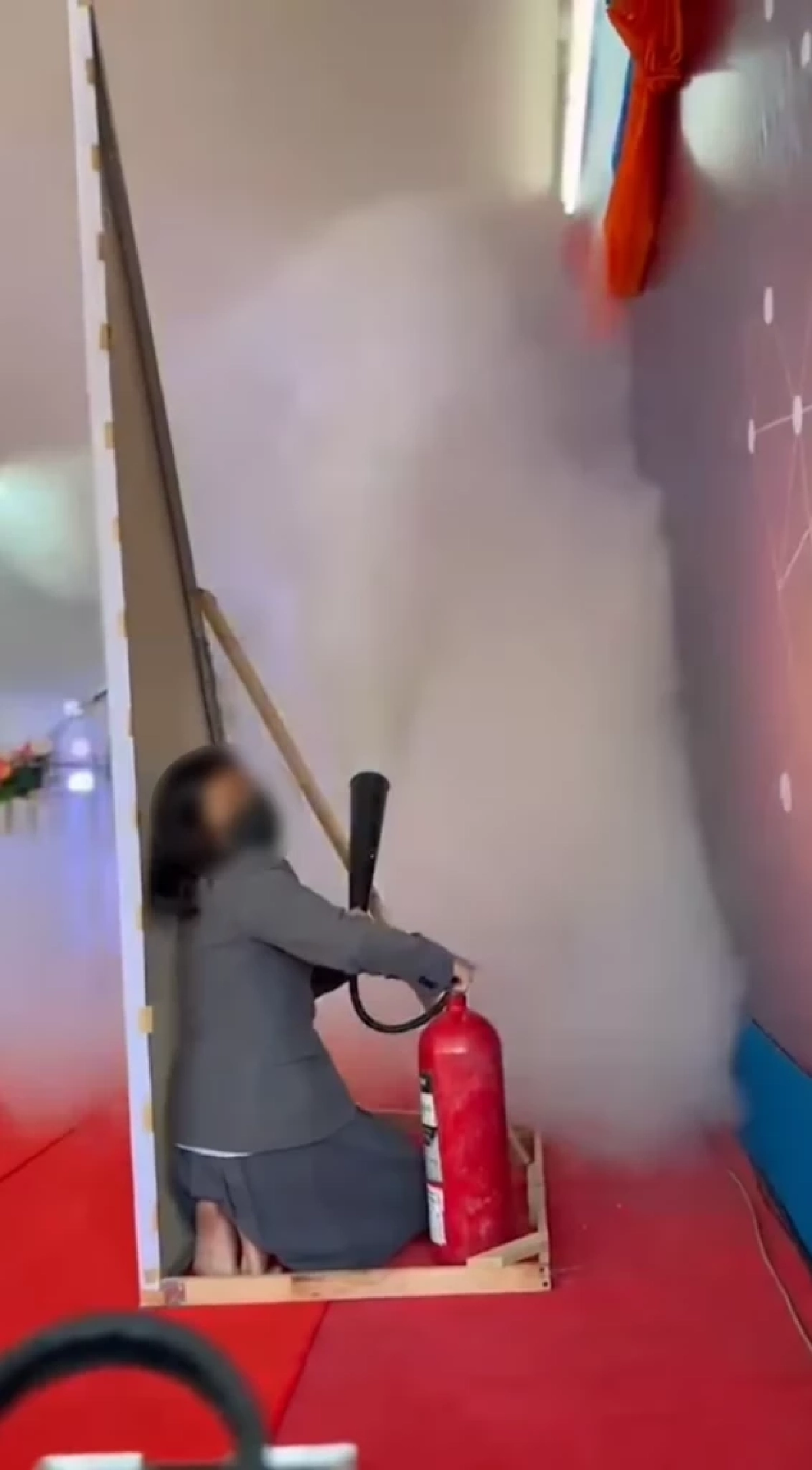 ถังดับเพลิง, ถังดับเพลิงกลายเป็นเอฟเฟค, ดรายไอซ์, อันตราย