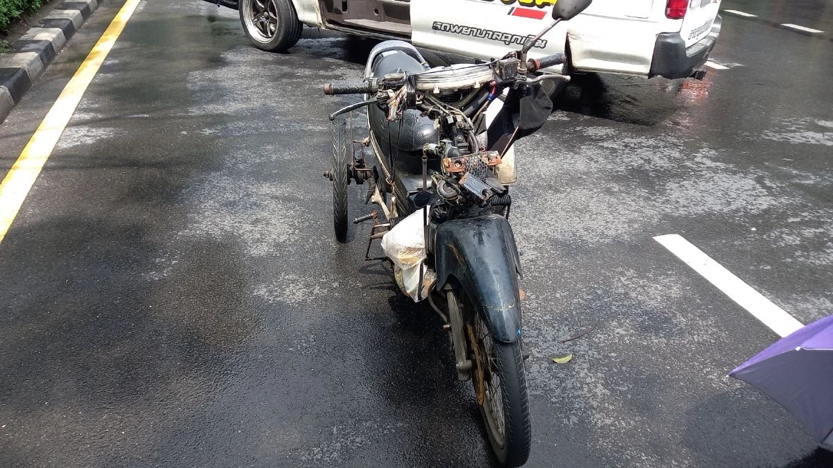 สลด  ลุงวัย 50 "พิการ" ขี่จยย. 3 ล้อ กลับบ้านเกิด "ลมชัก" รถล้มเสียชีวิตกลางถนน