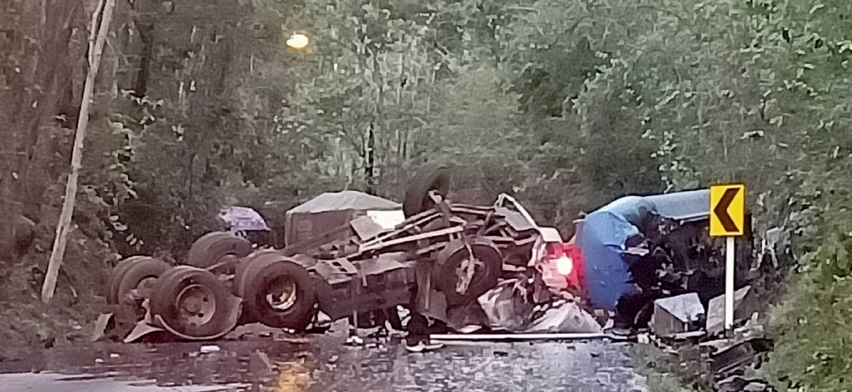 จนท.เร่งเก็บกู้ "รถบรรทุก" กากน้ำตาล "พลิกคว่ำ" ขวางขึ้น ลง "เขาช่องตะโก"