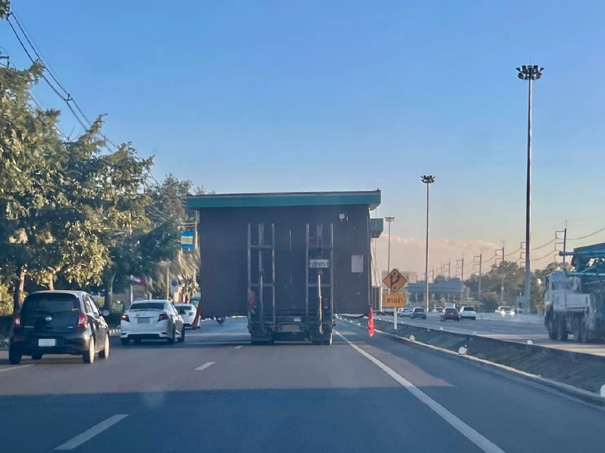 รถบรรทุก, บ้านน็อคดาวน์, คร่อมเลน, อันตราย