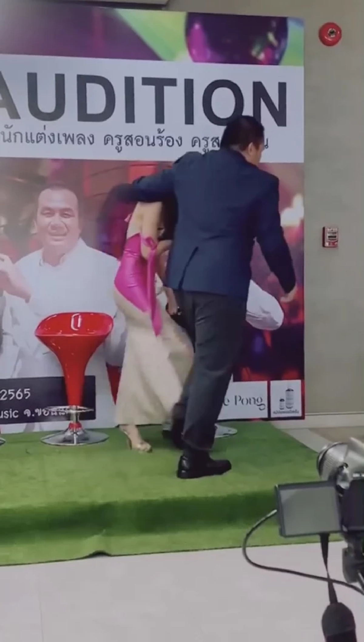 ชาวเน็ตขุดคลิป "สมปอง" นัวเนียผู้หญิงหลังสึกเพียงแค่ 2 อาทิตย์