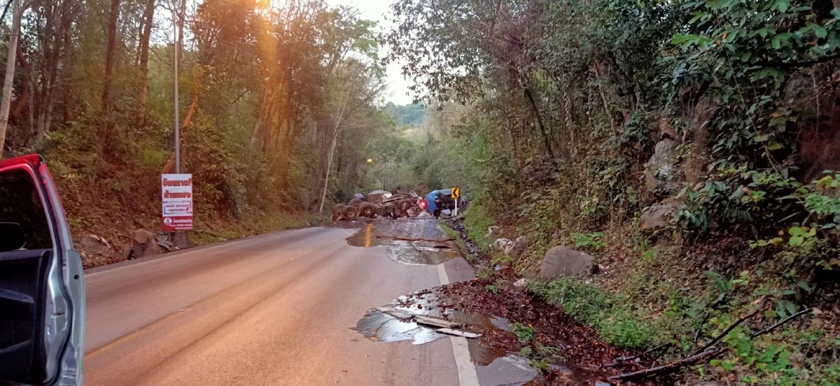 จนท.เร่งเก็บกู้ "รถบรรทุก" กากน้ำตาล "พลิกคว่ำ" ขวางขึ้น ลง "เขาช่องตะโก"